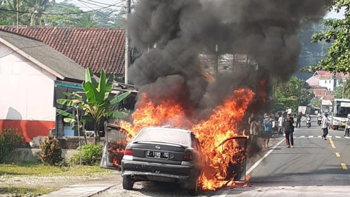 Mobil Hangus Terbakar Saat Melaju di Jalan Raya Kalipucang-Pangandaran