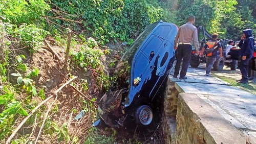 Evakuasi mobil bernomor polisi DK 1582 YF yang dikemudiakan I Dewa Agung Tresna Yoga Senin, (19/6/2023). Mobil itu masuk parit di Karangasem, Bali.