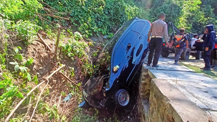 Evakuasi mobil bernomor polisi DK 1582 YF yang dikemudiakan I Dewa Agung Tresna Yoga Senin, (19/6/2023). Mobil itu masuk parit di Karangasem, Bali.