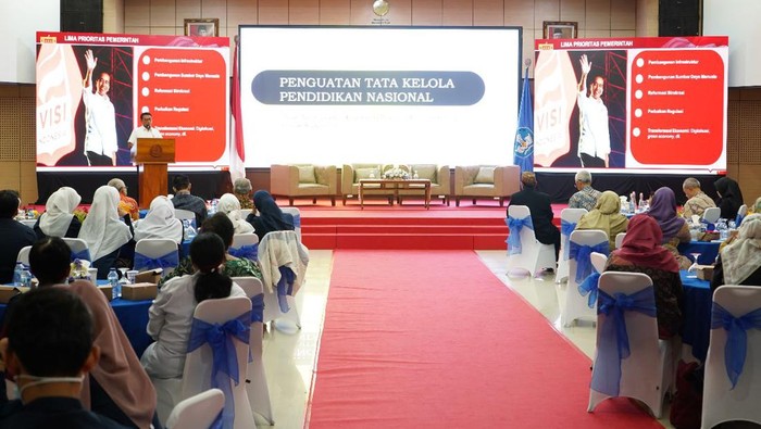 Seminar nasional ini turut menghadirkan Jenderal TNI (Purn) Moeldoko selaku Kepala Staf Kepresidenan Republik Indonesia dan juga sebagai pembicara kunci dengan tajuk tema yang dibawakan “Membangun Strategi Kemitraan Global dalam Meningkatkan Kualitas SDM di Era Revolusi Industri 4.0 dan Society 5.0”.