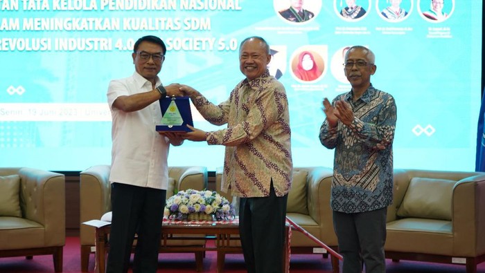 Moeldoko Bicara Meningkatkan Kualitas SDM di Semnas UNJ Seminar nasional ini turut menghadirkan Jenderal TNI (Purn) Moeldoko selaku Kepala Staf Kepresidenan Republik Indonesia dan juga sebagai pembicara kunci dengan tajuk tema yang dibawakan βMembangun Strategi Kemitraan Global dalam Meningkatkan Kualitas SDM di Era Revolusi Industri 4.0 dan Society 5.0β.