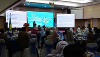 Ketua Panitia Tata Tavip Budiawan mengungkapkan, bahwa tema ini sengaja diangkat karena SDM merupakan kunci penting dalam kemajuan bangsa di masa datang, dan tata kelola pendidikan yang berkualitas adalah katalisatornya. Selanjutnya, Prof. Dedi Purwana selaku Direktur Pascasarjana UNJ mengatakan, kegiatan ini termasuk dalam rangkaian Dies Natalis dan juga sebagai uji portofolio dari mahasiswa. Tema ini diusung untuk mempersiapkan visi Indonesia pada tahun 2045 yang kata kuncinya selain infrastruktur tentu SDM-nya harus dipersiapkan. 