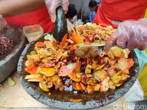 Antre 4 Jam Demi Rujak Sultan hingga Mie Instan Harga Rp 73 Ribu
