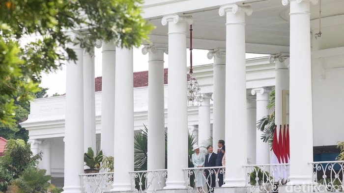 Presiden RI Joko Widodo bersama Ibu Negara Iriana Widodo menyambut kedatangan Kaisar Jepang Hironomiya Naruhito yang didampingi oleh Permaisuri Masako di Istana Bogor, Senin (19/6/2023).