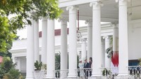 Jokowi dan Kaisar Naruhito lalu masuk ke Istana dan melakukan sesi foto. Setelah itu, Jokowi mengajak Kaisar Naruhito dan Permaisuri Masako ke halaman belakang Istana dan berbincang-bincang sejenak.  