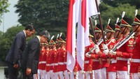 Lagu kebangsaan dari kedua negara juga dikumandangkan. Jokowi dan Kaisar Naruhito kemudian melakukan inspeksi pasukan kehormatan.  