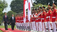 Kedatangan Kaisar Naruhito dan Permaisuri Masako turut disambut pasukan Nusantara, pasukan berkuda, dan korps musik Pasukan Pengamanan Presiden (Paspampres).  