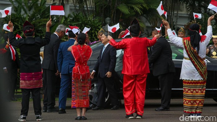 Momen Jokowi Terima Kunjungan Kaisar dan Permaisuri Jepang di Istana Bogor Presiden RI Joko Widodo bersama Ibu Negara Iriana Widodo menyambut kedatangan Kaisar Jepang Hironomiya Naruhito yang didampingi oleh Permaisuri Masako di Istana Bogor, Senin (19/6/2023).