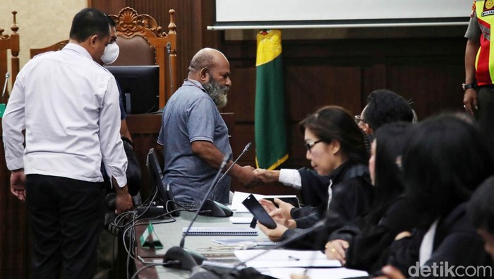 Momen Lukas Enembe Langsung Melawan Dakwaan Jaksa Lukas Enembe langsung mengajukan keberatan atas dakwaan jaksa terkait suap dan gratifikasi Rp 46,8 miliar. Keberatan itu dibacakan oleh pengacara Lukas.