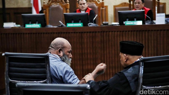 Lukas Enembe langsung mengajukan keberatan atas dakwaan jaksa terkait suap dan gratifikasi Rp 46,8 miliar. Keberatan itu dibacakan oleh pengacara Lukas.