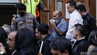 Dalam sidang ini, Lukas Enembe sempat meminta izin ke toilet saat jaksa KPK membacakan surat dakwaannya. Jaksa pun berhenti sejenak membacakan dakwaannya.  