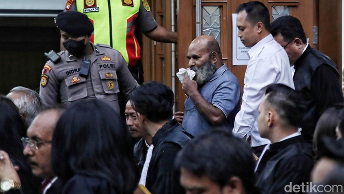 Lukas Enembe langsung mengajukan keberatan atas dakwaan jaksa terkait suap dan gratifikasi Rp 46,8 miliar. Keberatan itu dibacakan oleh pengacara Lukas.
