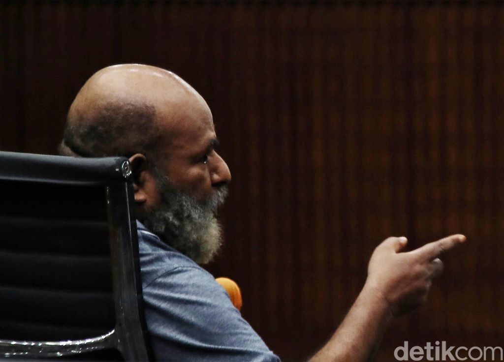 Lukas Enembe langsung mengajukan keberatan atas dakwaan jaksa terkait suap dan gratifikasi Rp 46,8 miliar. Keberatan itu dibacakan oleh pengacara Lukas.