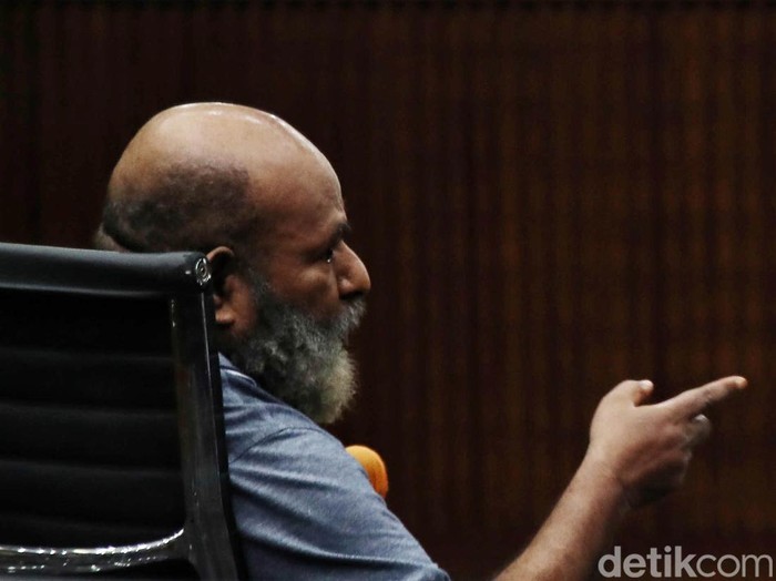 Lukas Enembe langsung mengajukan keberatan atas dakwaan jaksa terkait suap dan gratifikasi Rp 46,8 miliar. Keberatan itu dibacakan oleh pengacara Lukas.