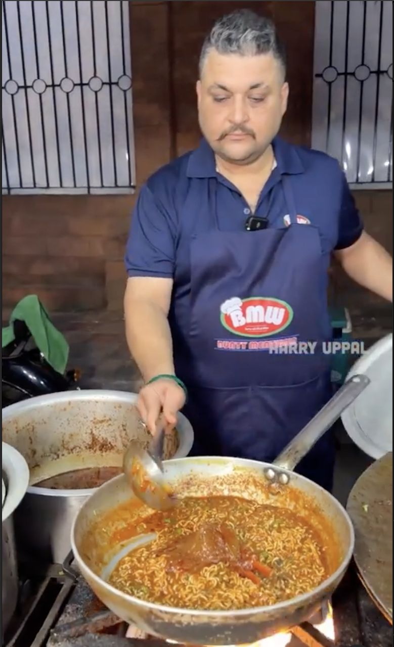 Netizen Kaget! Mie Instan di Kaki Lima Ini Harganya Rp 73 Ribu