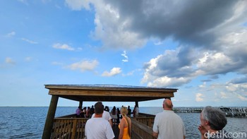 Sisa-sisa asap dari roket Falcon 9 masih menghiasi langit Florida. Foto: Agus Tri Haryanto/detikINET