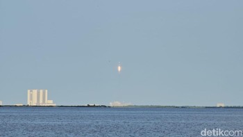 Secara paralel dalam 8 menit, nantinya roket pendorong akan lepas dan kembali ke Bumi untuk digunakan dalam peluncuran satelit oleh klien SpaceX yang lain. Foto: Agus Tri Haryanto/detikINET
