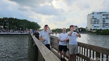 Warga lokal Amerika Serikat ikut menonton peluncuran roket Satelit Satria-1 di Space View Park, 17 Orange St, Titusville, Florida. Foto: Agus Tri Haryanto/detikINET