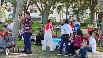 Sejak pukul 16.30 warga Indonesia mulai memadati Space View Park. Foto: Agus Tri Haryanto/detikINET