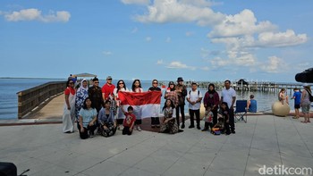 WNI membawa Merah Putih. Foto: Agus Tri Haryanto/detikINET