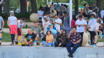 Banyak orang Indonesia yang juga ikut menonton di Space View Park. Foto: Agus Tri Haryanto/detikINET