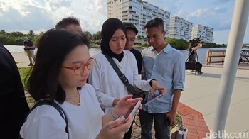 Warga Indonesia pun menyaksikan detik-detik peluncuran lewat streaming online. Foto: Agus Tri Haryanto/detikINET