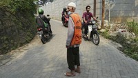 Husin bin Nisan, pria paruh baya yang berprofesi sebagai Pak Ogah perempatan jalan di Binong, Kabupaten Tangerang, akhirnya berangkat ke Tanah Suci Makkah usai menanti selama 15 tahun.  