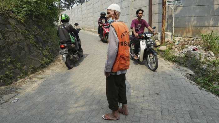 Husin bin Nisan, center, bids farewell to relatives prior to his departure for the hajj pilgrimage at his house in Tangerang, Indonesia, Tuesday, June 6, 2023. (AP Photo/Achmad Ibrahim)