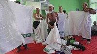 Selama itu, ia pun rutin menyisihkan penghasilannya untuk mendaftar haji.  