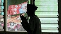 Pria berusia 85 tahun ini telah menggeluti profesi sebagai Pak Ogah di jalan selama 30 tahun dengan tarif seikhlasnya.   