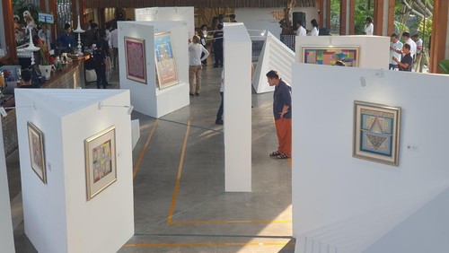 Locca Sea House menggelar pameran seni bertajuk The Mystery of Flying Triangle. Sebanyak 39 lukisan mendiang Made Wianta dipamerkan.