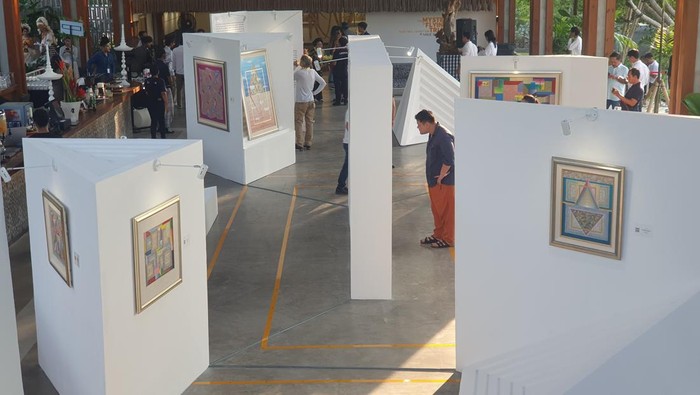 Locca Sea House menggelar pameran seni bertajuk The Mystery of Flying Triangle. Sebanyak 39 lukisan mendiang Made Wianta dipamerkan.