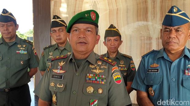 Pangdam I/BB Mayjen Achmad Daniel Chardin memimpin upacara pemecatan anggota TNI AD yang desersi.
