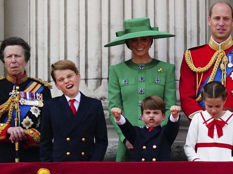 Foto: Pangeran Louis Beraksi Lagi, Berekspresi Gemas di Ultah Raja Charles