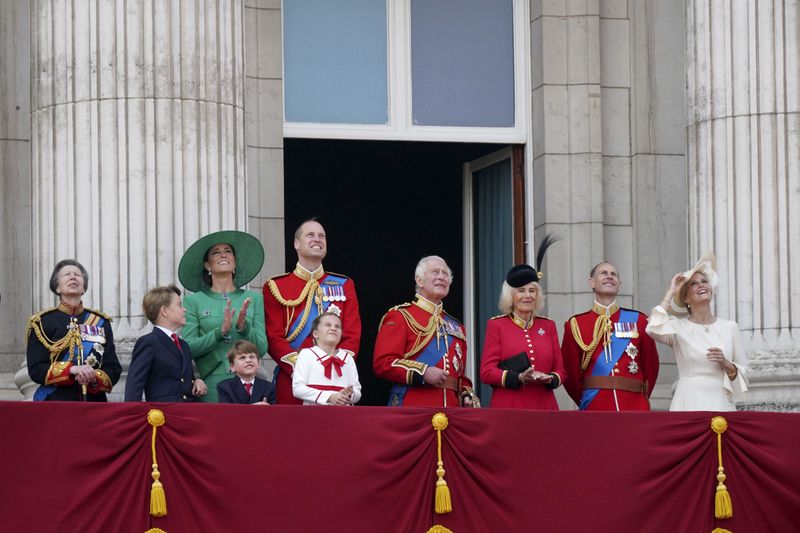 Pangeran Louis di Trooping The Colour Raja Charles III From left, Britain's Princess Anne, Prince George, Kate, Princess of Wales, Prince Louis, Prince William, Princess Charlotte, King Charles III, Queen Camilla, Prince Edward and Sophie, Duchess of Edinburgh view the flypast from the balcony of Buckingham Palace following the Trooping the Colour ceremony in central London, Saturday June 17, 2023. (Yui Mok/PA via AP)