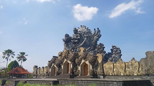 Patung sekaligus pintu utama panggung terbuka Garuda Wisnu Serasi atau (GWS) di Taman Bung Karno, Tabanan. (chairul amri simabur)