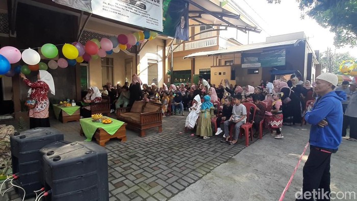 Pelaksanaan wisuda di TK Siti Fatimah NU Tasikmalaya.
