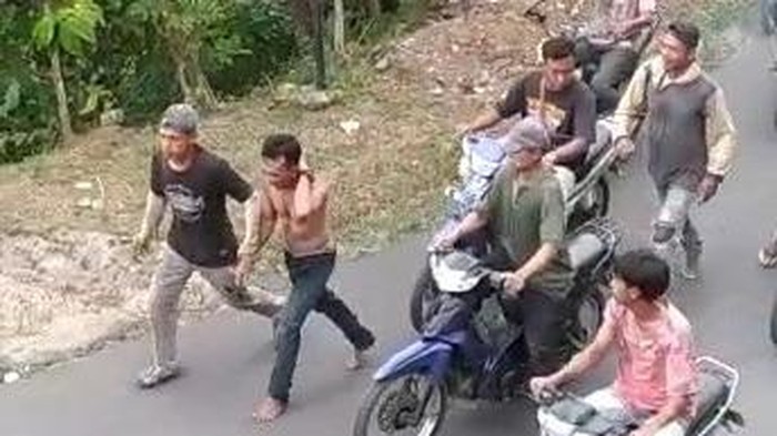 Pelaku pencurian diarak warga Desa Gunungsari Kecamatan Tlogowungu, Senin (19/6/2023).