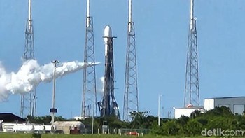 Roket ini terdiri dari 3 tahapan peluncuran, yaitu step 1, step 2, dan fairing, semuanya sudah utuh dalam satu kesatuan bersama satelitnya. Foto: (Fadhly Fauzi Rachman/detikcom)