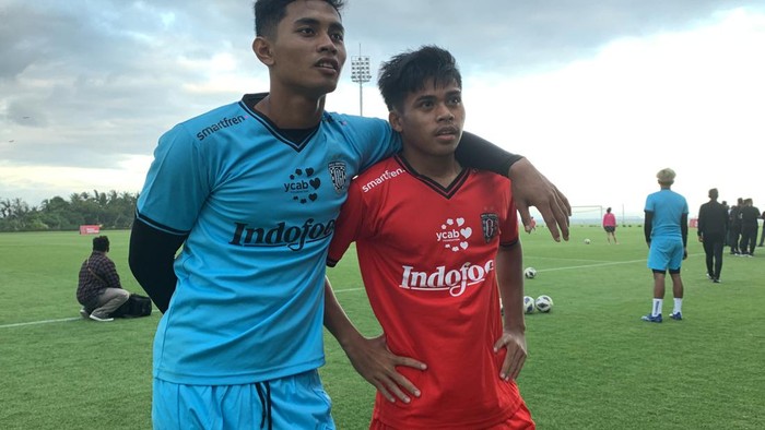 Pemain penyerang sayap Rahmat Arjuna Reski (jersey merah) saat dan di sebelahnya ada Kiper Bali United I Komang Aryantara atau Koming (jersey biru). (Siti Mu’amalah)