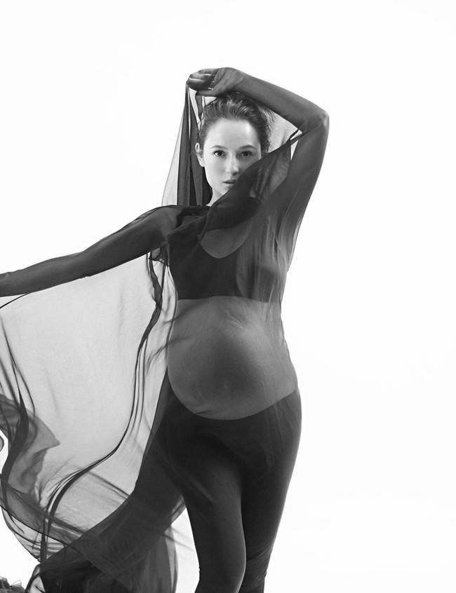 Bintang film ‘Filosofi Kopi’ ini memilih konsep simpel dan klasik untuk pemotretan.  Foto: Instagram/@julstelle