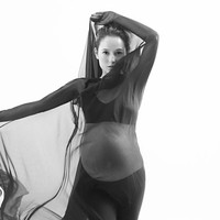 Bintang film ‘Filosofi Kopi’ ini memilih konsep simpel dan klasik untuk pemotretan.  Foto: Instagram/@julstelle