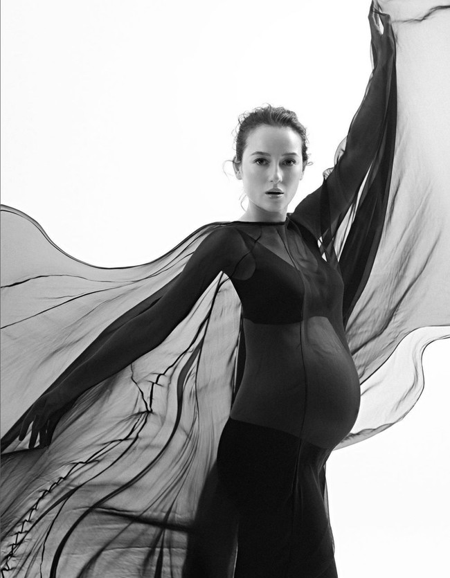 Julie Estelle tampak mengenakan atasan crop dan legging hitam dan berpose bak penari. Gaun transparan dari koleksi Yefta Gunawan menambah kesan dramatis. Foto: Instagram/@julstelle