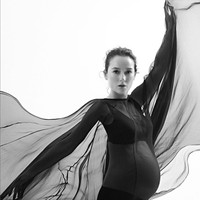 Julie Estelle tampak mengenakan atasan crop dan legging hitam dan berpose bak penari. Gaun transparan dari koleksi Yefta Gunawan menambah kesan dramatis. Foto: Instagram/@julstelle