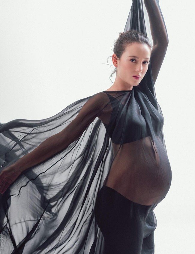 Usia kehamilan Julie Estelle sudah memasuki trimester tiga. Aktris 34 tahun ini mengabadikan momen saat mengandung anak pertama dengan melakukan maternity shoot atau pemotretan kehamilan. Foto: Instagram/@julstelle