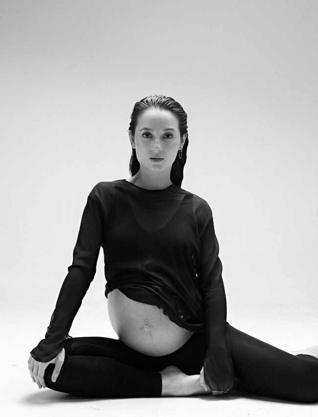 Pada foto lainnya, Julie Estelle terlihat atasan transparan dan legging. Adik Cathy Sharon ini menampilkan salah satu pose yoga. Foto: Instagram/@julstelle