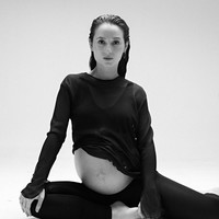 Pada foto lainnya, Julie Estelle terlihat atasan transparan dan legging. Adik Cathy Sharon ini menampilkan salah satu pose yoga. Foto: Instagram/@julstelle