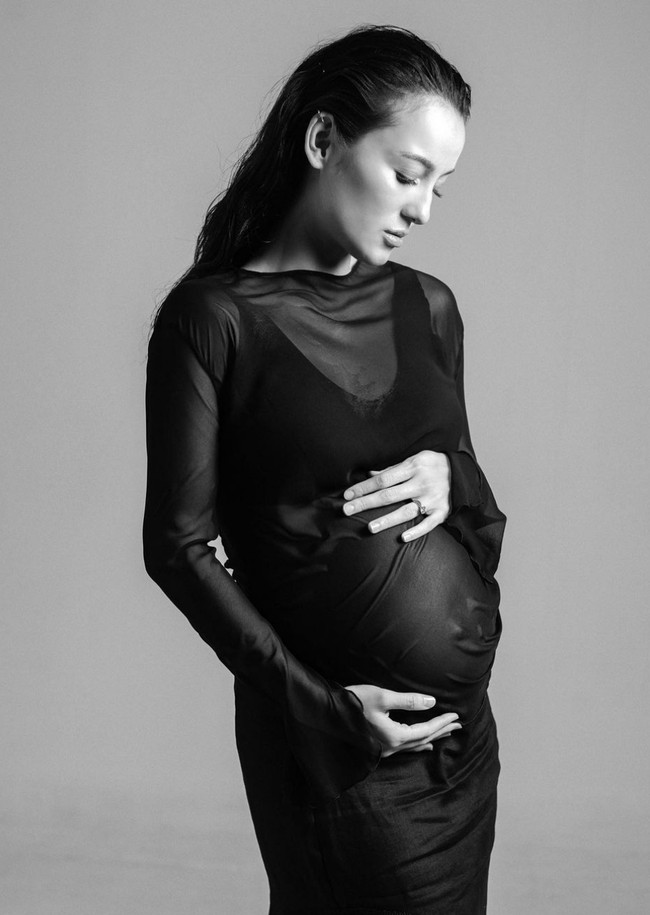 Riasan wajah minimalis dan rambut yang ditata sleek ke belakang memberi kesan segar serta bersahaja pada penampilan Julie Estelle. Foto: Instagram/@julstelle