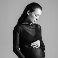 Riasan wajah minimalis dan rambut yang ditata sleek ke belakang memberi kesan segar serta bersahaja pada penampilan Julie Estelle. Foto: Instagram/@julstelle