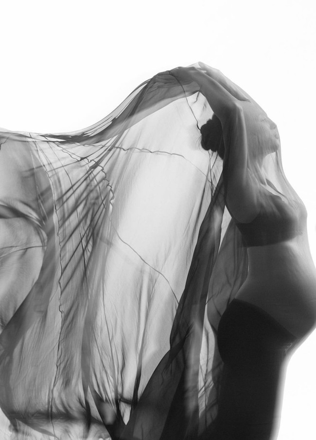 Klasik, clean, namun aestetik. Foto hasil bidikan fotografer Dikha Deansa mampu menangkap keindahan kasih sayang sang ibu pada calon bayi di dalam perut. Foto: Instagram/@julstelle